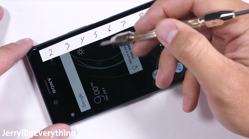 Cùng xem màn tra tấn Xperia XZ Premium