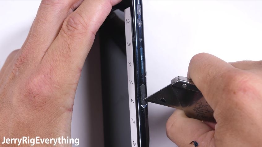 Cùng xem màn tra tấn Xperia XZ Premium