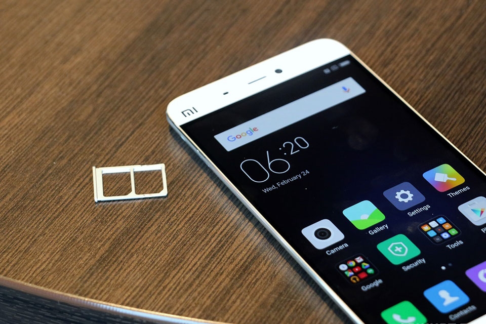 Trên tay Xiaomi Mi 5: Thiết kế đẹp, cấu hình tốt, giá rẻ