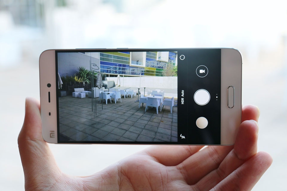 Trên tay Xiaomi Mi 5: Thiết kế đẹp, cấu hình tốt, giá rẻ