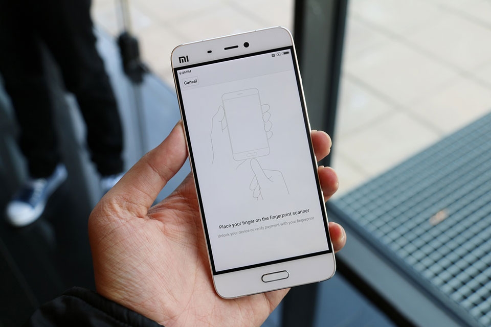 Trên tay Xiaomi Mi 5: Thiết kế đẹp, cấu hình tốt, giá rẻ