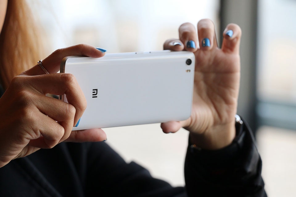 Trên tay Xiaomi Mi 5: Thiết kế đẹp, cấu hình tốt, giá rẻ