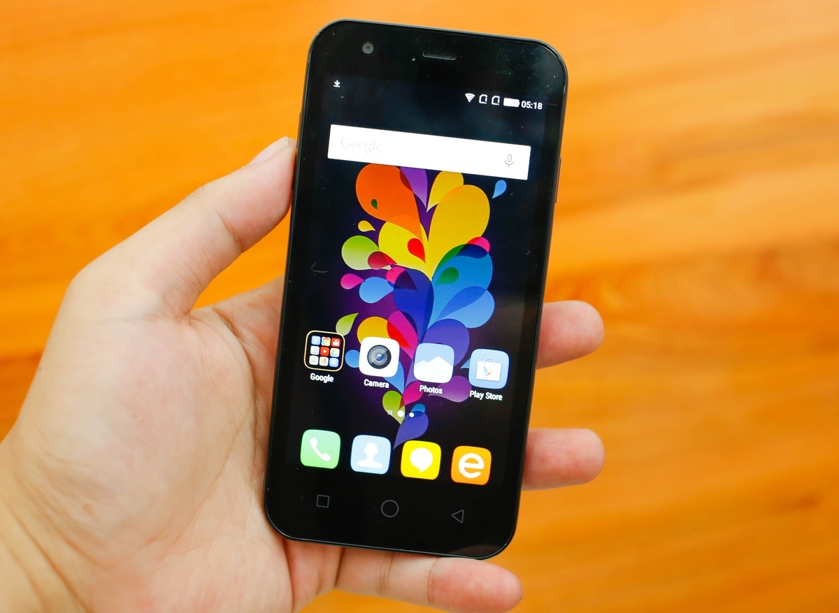 Hình ảnh mở hộp smartphone giá rẻ Coolpad Roar Hình ảnh mở hộp smartphone giá rẻ Coolpad Roar