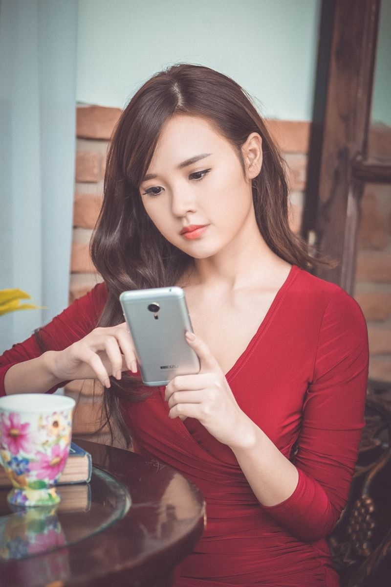 Hotgirl Midu xinh đẹp cùng smartphone Meizu MX5