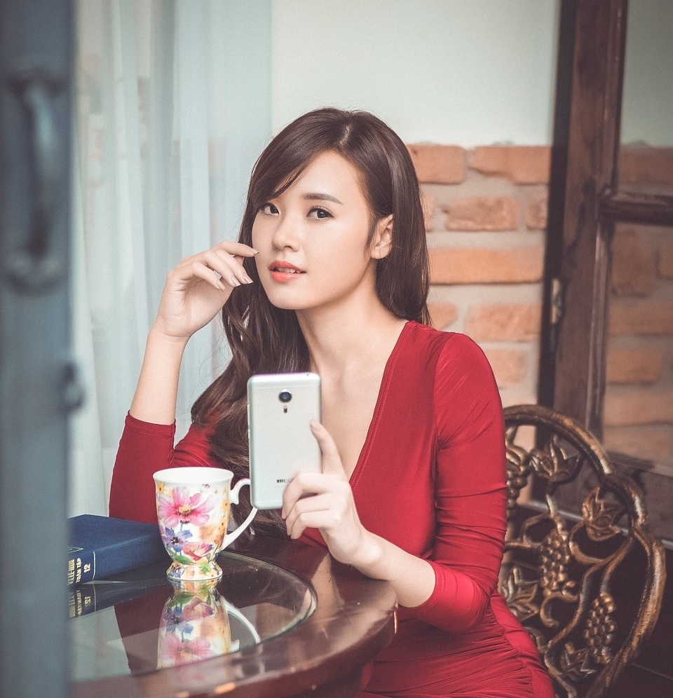 Hotgirl Midu xinh đẹp cùng smartphone Meizu MX5 Hotgirl Midu xinh đẹp cùng smartphone Meizu MX5