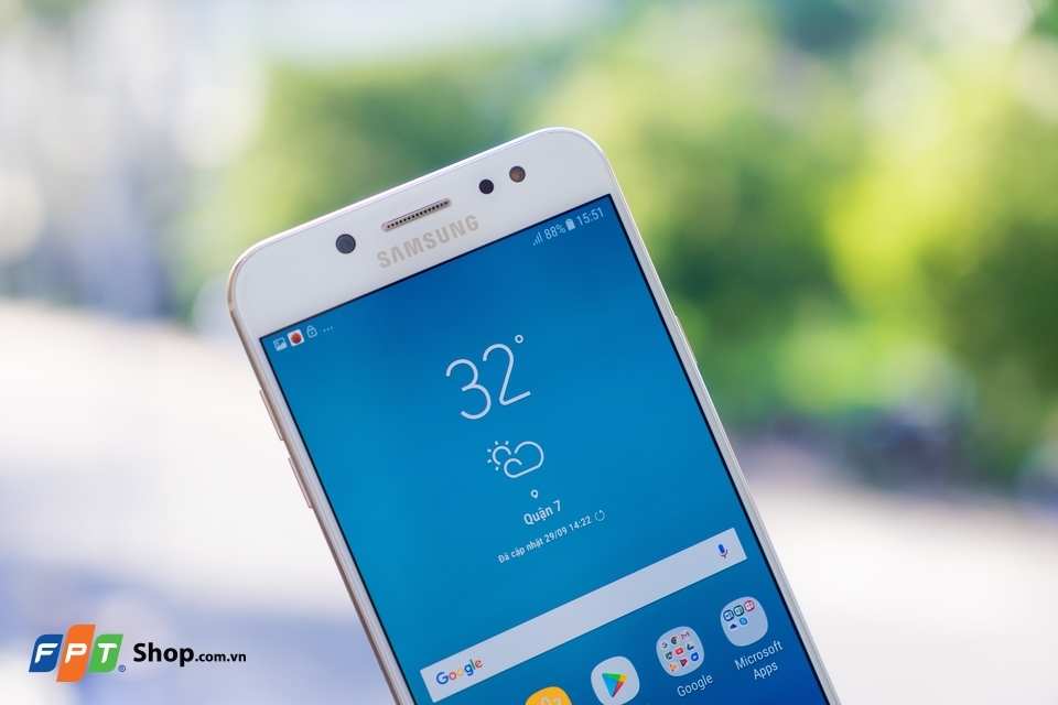 Trên tay Samsung Galaxy J7 Plus 03