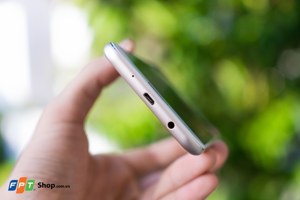 Trên tay Galaxy J7 Plus 10