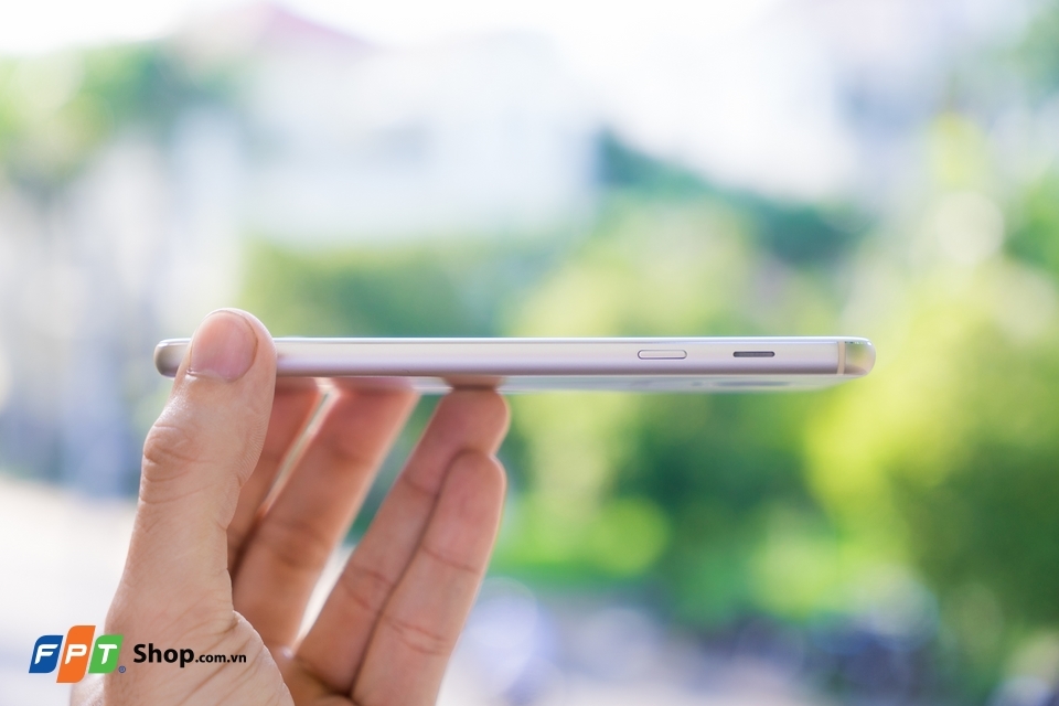 Trên tay Samsung Galaxy J7 Plus 06