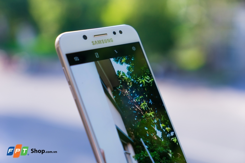 Trên tay Samsung Galaxy J7 Plus 05
