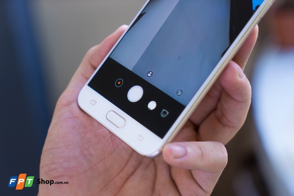 Trên tay Galaxy J7 Plus 14