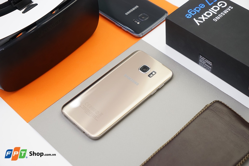 Mở hộp Galaxy S7 Edge chính hãng tại FPT Shop Mở hộp Galaxy S7 Edge chính hãng tại FPT Shop