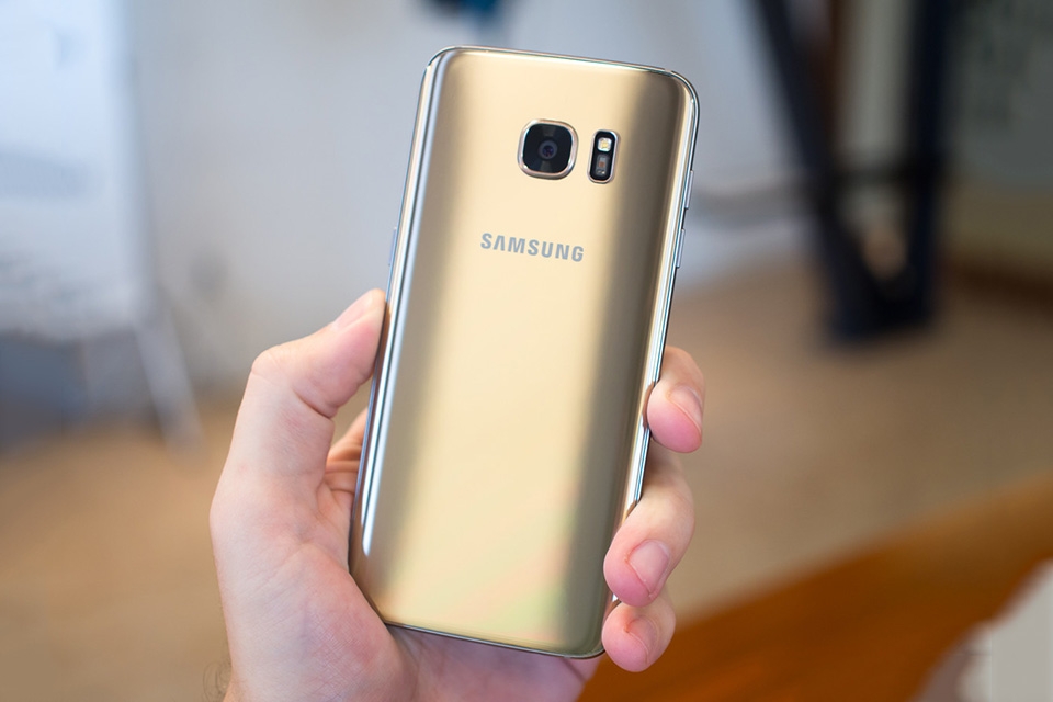 Mở hộp Galaxy S7 Edge chính hãng tại FPT Shop Mở hộp Galaxy S7 Edge chính hãng tại FPT Shop