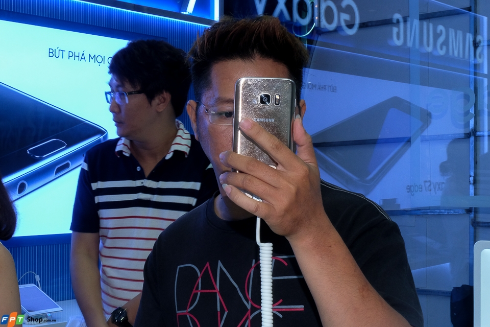 FPTShop mở bán S7 S7 edge