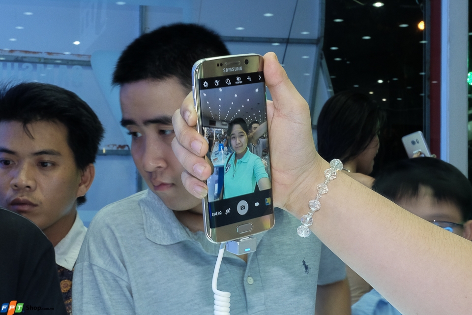 FPTShop mở bán S7 S7 edge