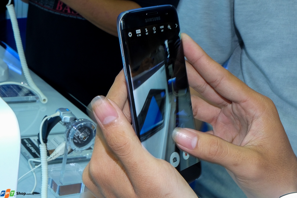 FPTShop mở bán S7 S7 edge
