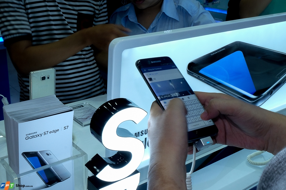 FPTShop mở bán S7 S7 edge
