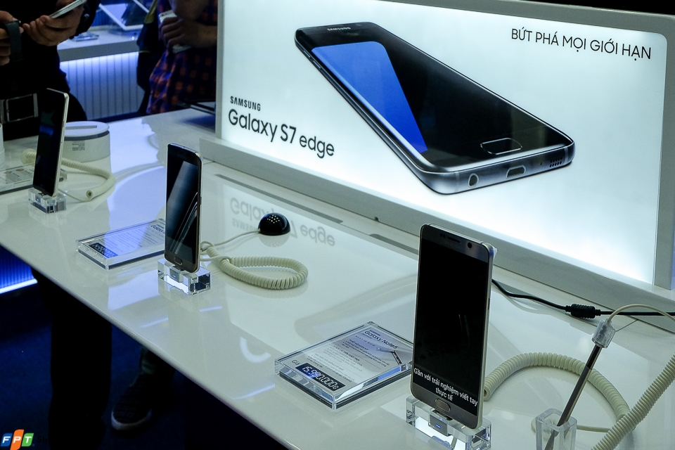 FPTShop mở bán S7 S7 edge