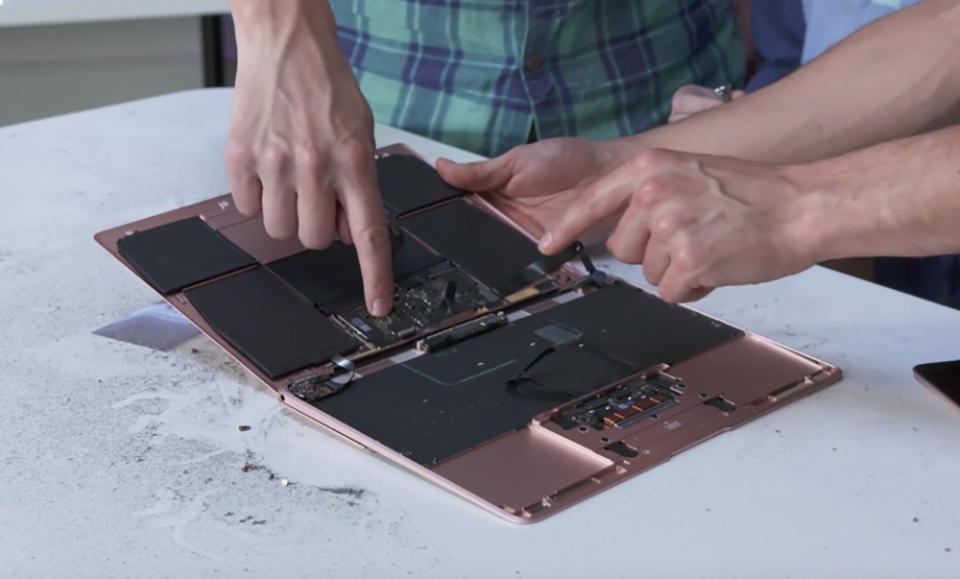 mổ xẻ xem bên trong MacBook 12 inch có gì