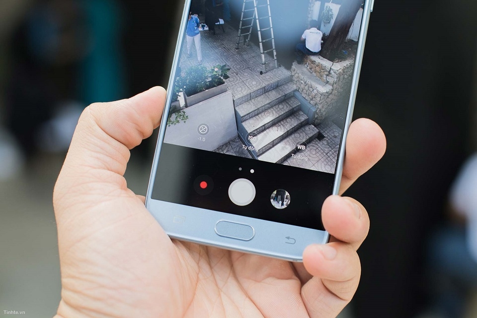 Trên tay Samsung Galaxy J7 Pro phiên bản màu xanh đẹp khó cưỡng