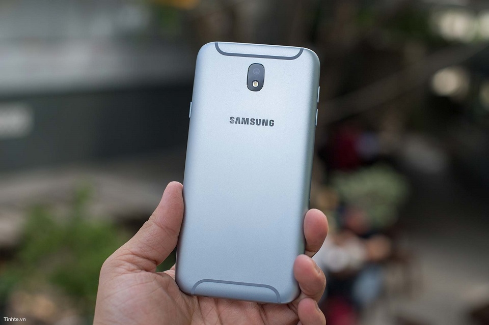 thiết kế Samsung Galaxy J7 Pro