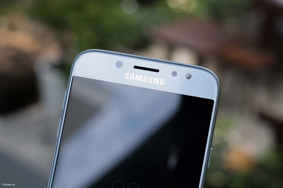 Trên tay Samsung Galaxy J7 Pro phiên bản màu xanh đẹp khó cưỡng