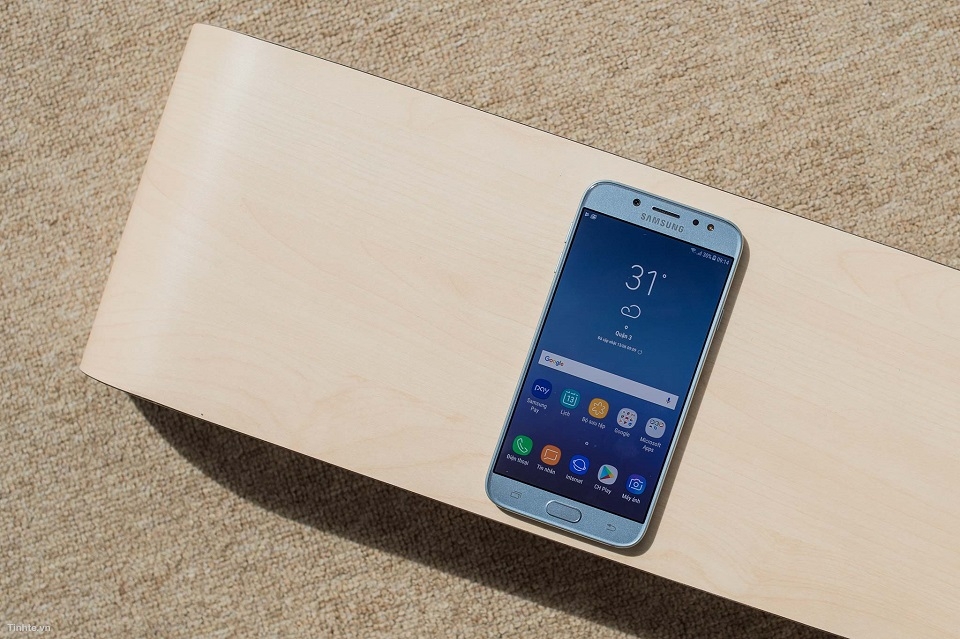 Trên tay Samsung Galaxy J7 Pro phiên bản màu xanh đẹp khó cưỡng