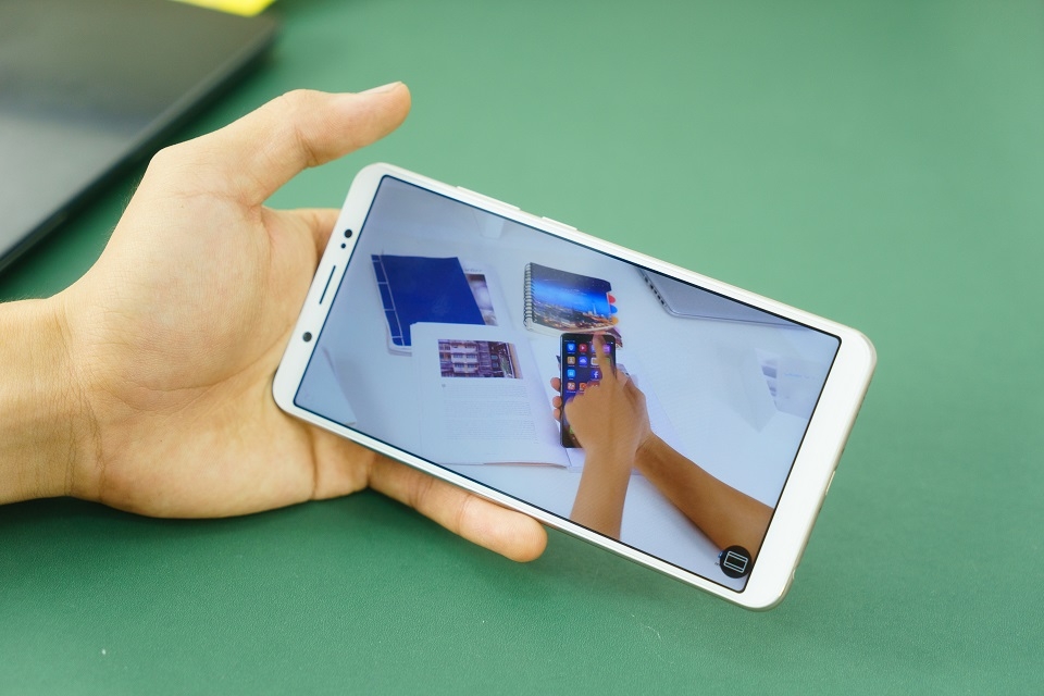 Một ngày trải nghiệm màn hình không viền trên Vivo V7 Plus Một ngày trải nghiệm màn hình không viền trên Vivo V7 Plus