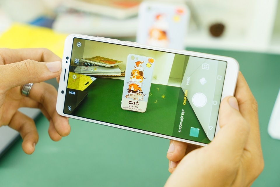 Một ngày trải nghiệm màn hình không viền trên Vivo V7 Plus Một ngày trải nghiệm màn hình không viền trên Vivo V7 Plus