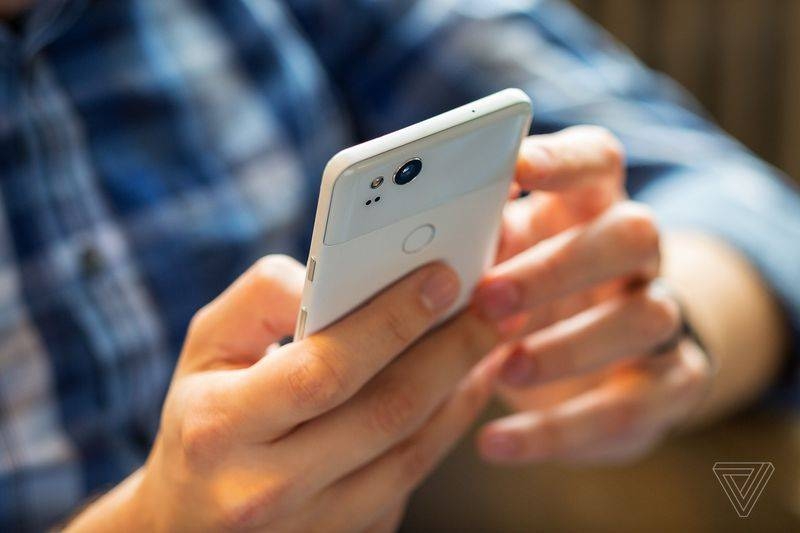 So sánh Google Pixel và Pixel 2 1