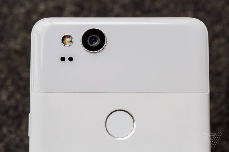 So sánh Google Pixel và Pixel 2 4
