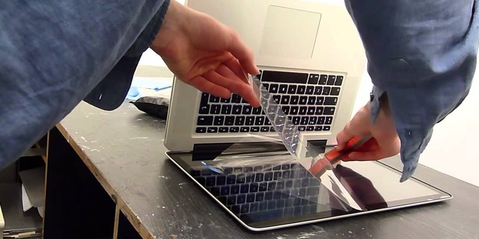 Dán màn hình laptop có thật sự cần thiết không? Dán màn hình laptop có thật sự cần thiết không?