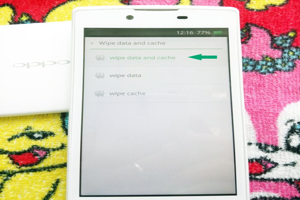 Chọn “Wipe data and cache” sau đó nhấn “OK” Chọn “Wipe data and cache” sau đó nhấn “OK”