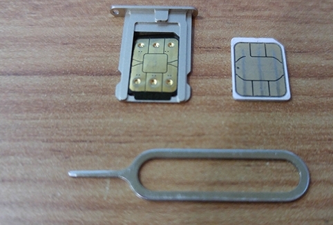 Lắp sim ghép vào khay sim như hình