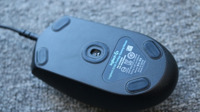 Bên dưới chuột Logitech G102