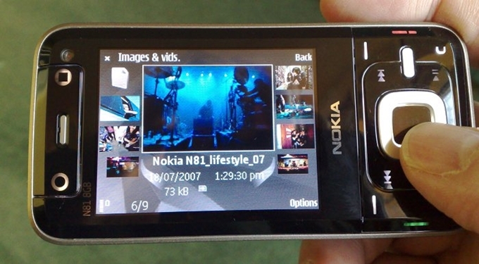 Điện thoại nắp trượt Nokia N81