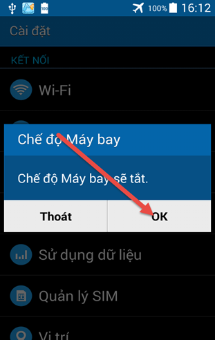 Chọn OK để xác nhận thao tác tắt Chế độ máy bay. Chọn OK để xác nhận thao tác tắt Chế độ máy bay.