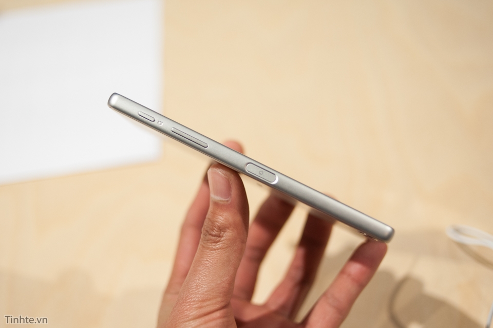 Cận cảnh Sony Xperia X sắp bán ra tại Việt Nam