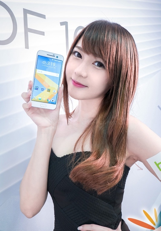 HTC 10 trên tay thiếu nữ cực xinh