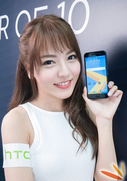 HTC 10 trên tay thiếu nữ cực xinh