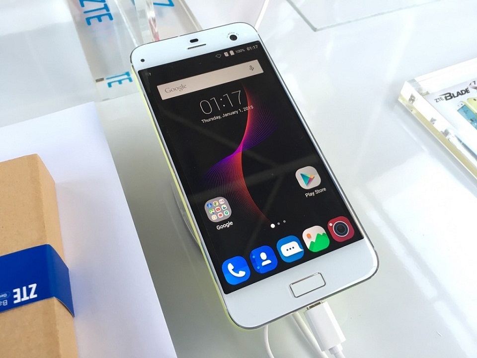 Những smartphone nào có camera trước 13