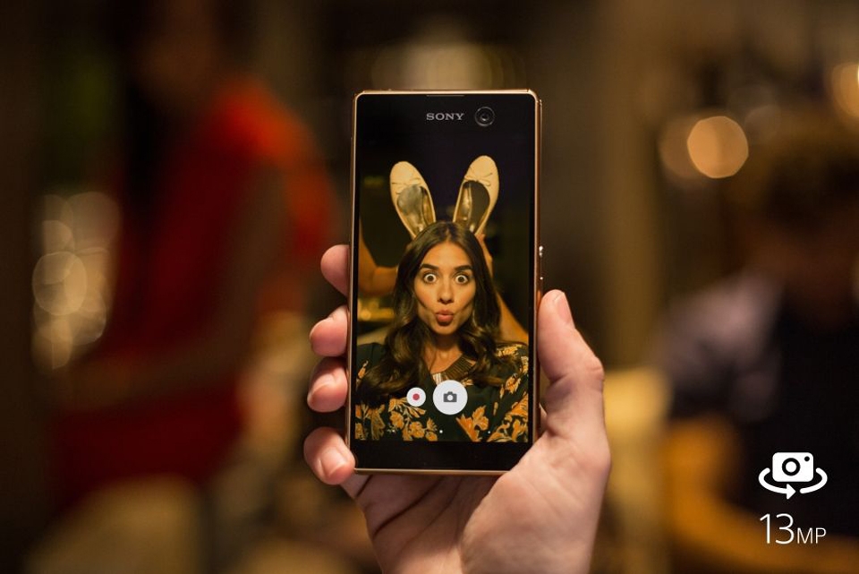 Những smartphone nào có camera trước 13