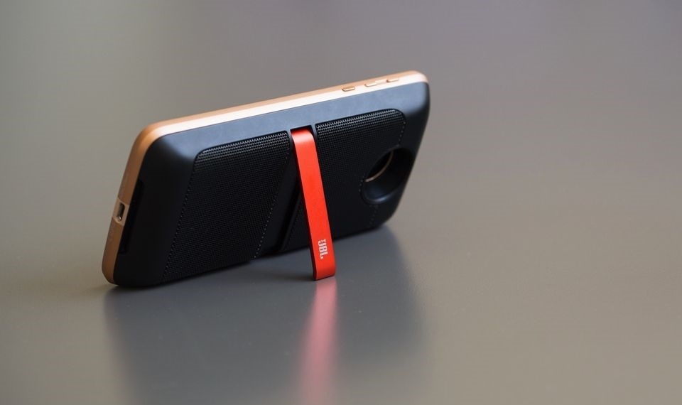 Trên tay Lenovo Moto Z: mạnh, mỏng, độc đáo với phụ kiện lắp ráp