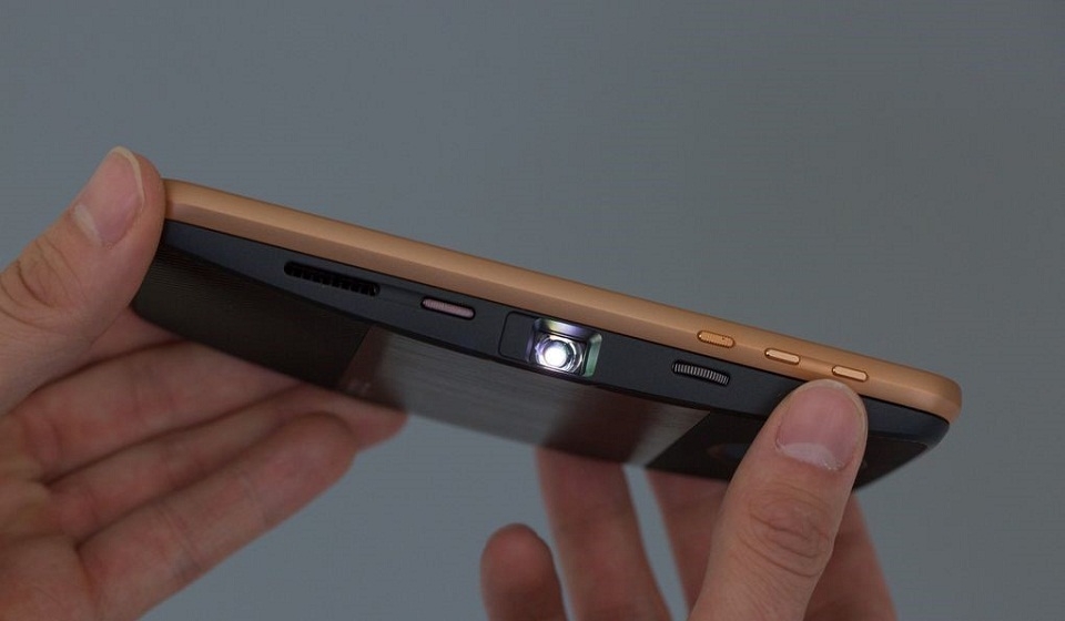 Trên tay Lenovo Moto Z: mạnh, mỏng, độc đáo với phụ kiện lắp ráp