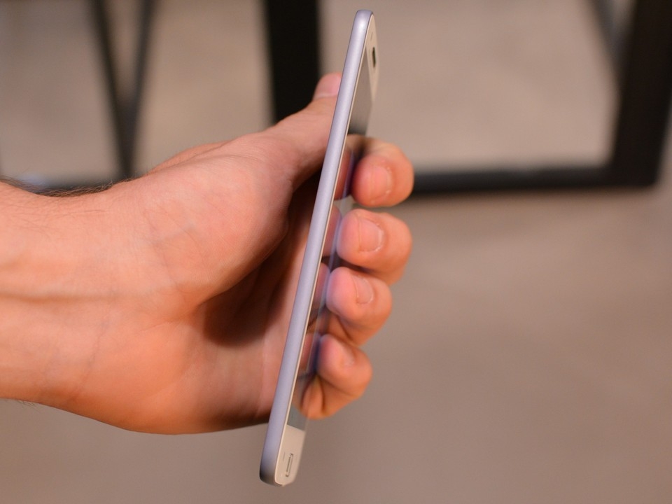 Trên tay Lenovo Moto Z: mạnh, mỏng, độc đáo với phụ kiện lắp ráp