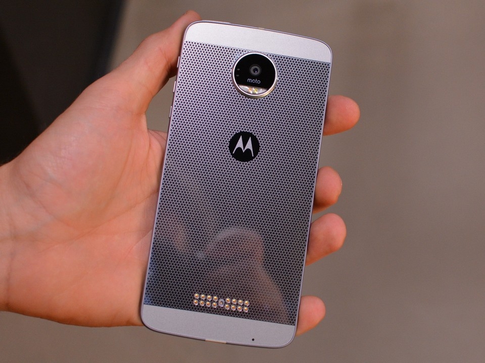 Trên tay Lenovo Moto Z: mạnh, mỏng, độc đáo với phụ kiện lắp ráp