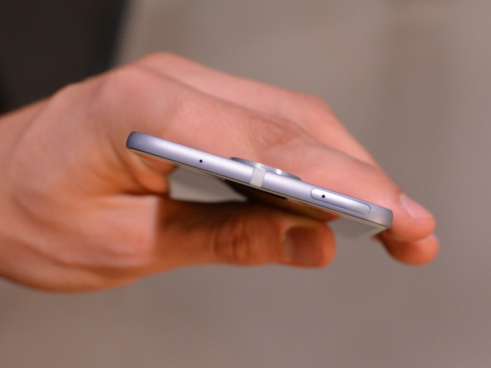 Trên tay Lenovo Moto Z: mạnh, mỏng, độc đáo với phụ kiện lắp ráp