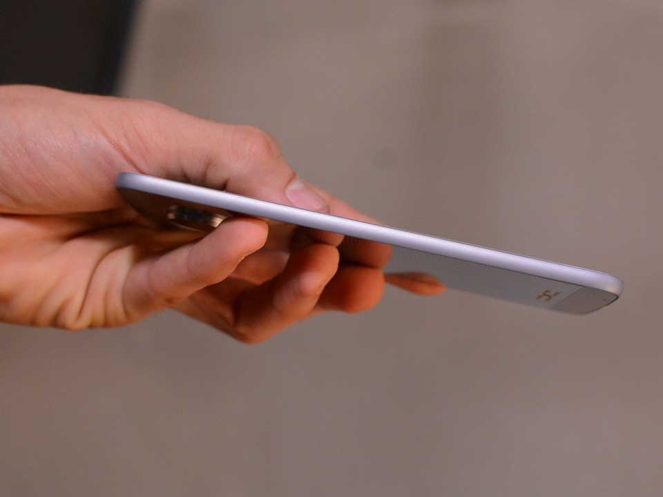 Trên tay Lenovo Moto Z: mạnh, mỏng, độc đáo với phụ kiện lắp ráp