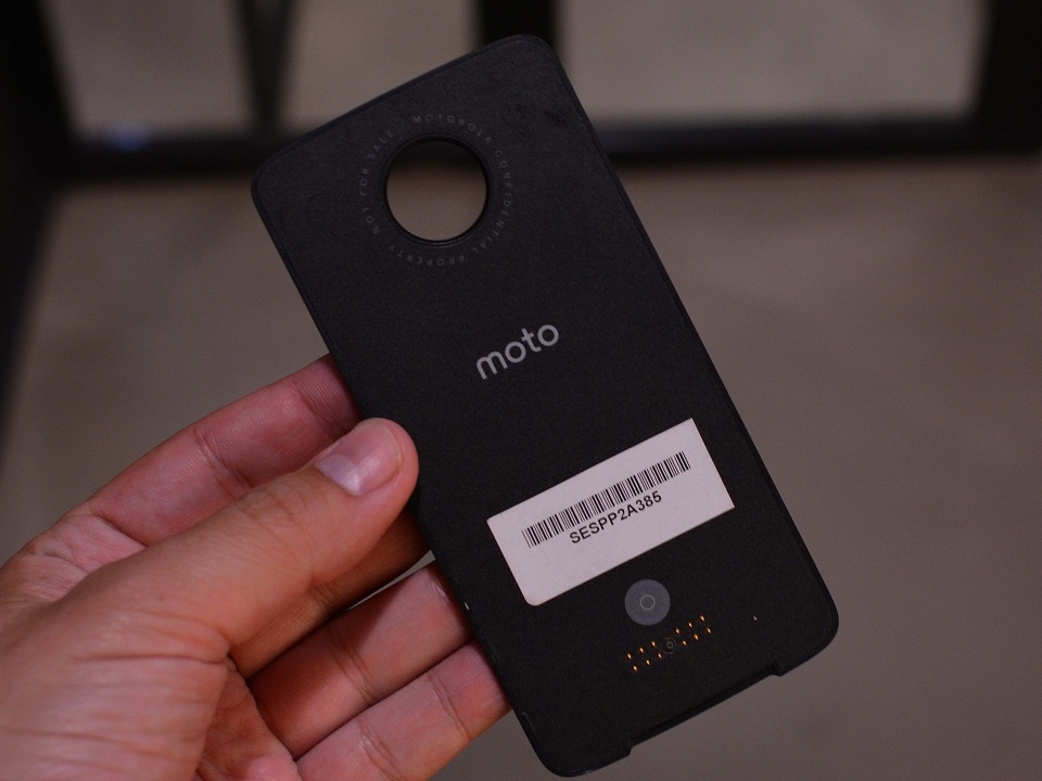 Trên tay Lenovo Moto Z: mạnh, mỏng, độc đáo với phụ kiện lắp ráp