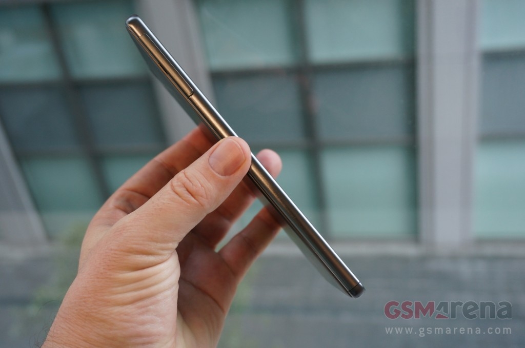 Trên tay Xperia XA Ultra màn hình 6 inch, camera trước 16