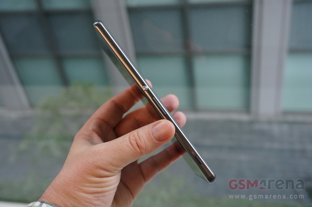 Trên tay Xperia XA Ultra màn hình 6 inch, camera trước 16